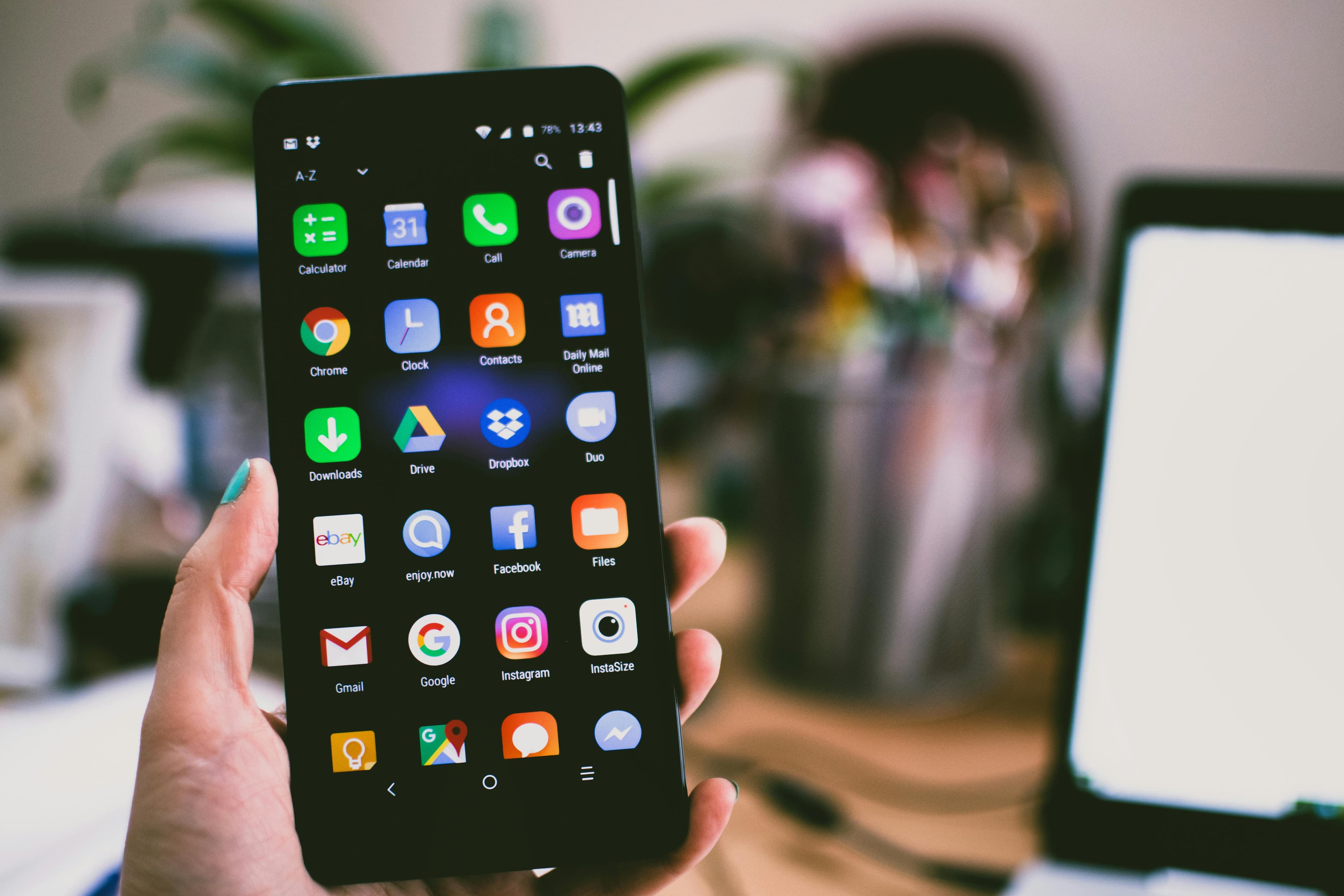 Сучасні флагманські смартфони Samsung та Apple